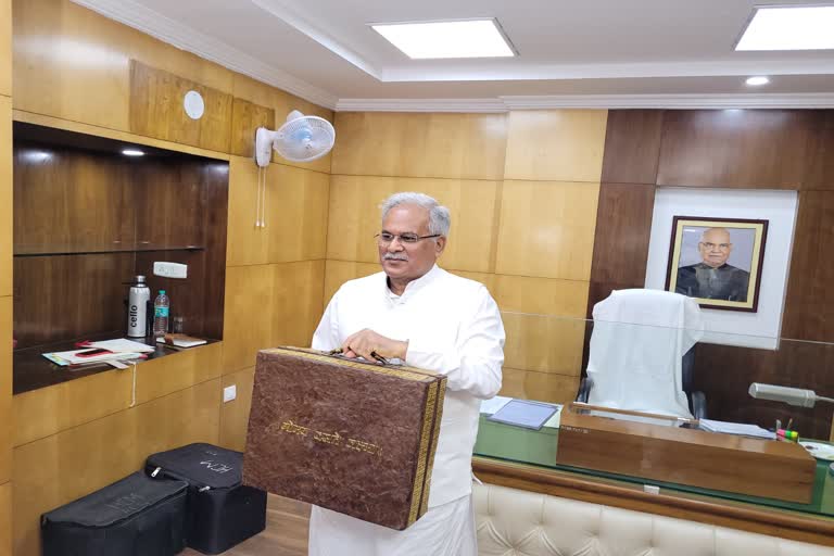 chhattisgarh cm bhupesh baghel presents budget