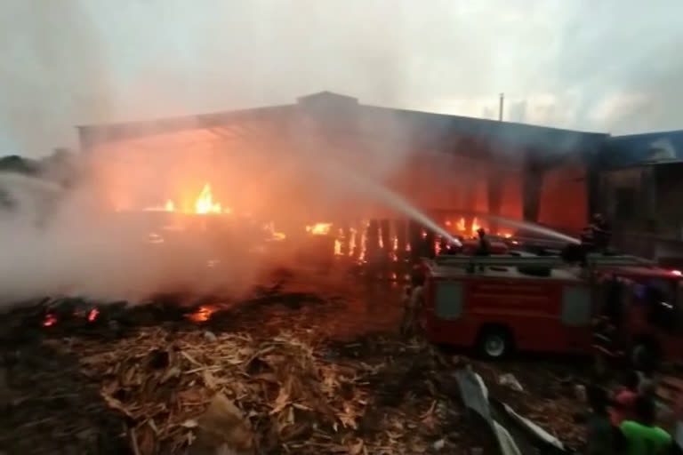 FIRE BROKE OUT IN PLYWOOD COMPANY CHERTHALA  MAJOR FIRE BROKE OUT IN CHERTHALA  ചേർത്തല പള്ളിപ്പുറത്ത് പ്ലൈവുഡ് കമ്പനിയിൽ വൻ അഗ്നിബാധ  പള്ളിപ്പുറത്ത് പ്ലൈവുഡ് കമ്പനിയിൽ തീ പിടിത്തം  ഫേസ് പാനൽ പ്ലൈവുഡ് കമ്പനിയിൽ തീ പിടുത്തം  FIRE BROKE OUT AT FACE PANAL PLYWOOD COMPANY