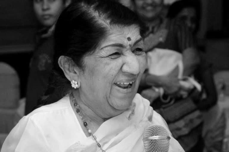 Lata Mangeshkar's ashes immersed in Ganga