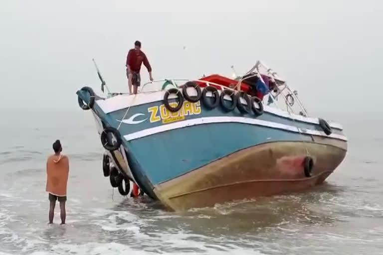 Fishing boat accident in Chavakkadu  ചാവക്കാട് നിയന്ത്രണം വിട്ട ബോട്ട് കരയിലേക്ക് ഇടിച്ചുകയറി  ചാവക്കാട്‌ ബോട്ട് അപകടം  സ്രാങ്കും തൊഴിലാളികളും ഉറങ്ങിപ്പോയതിനാൽ ബോട്ട് കരയിലേക്ക് ഇടിച്ചുകയറി  എടക്കഴിയൂര്‍ പഞ്ചവടി ബീച്ചില്‍ ബോട്ട് കരയിലേക്ക് ഇടിച്ചുകയറി  boat accident  boat went out of control at Chavakkad