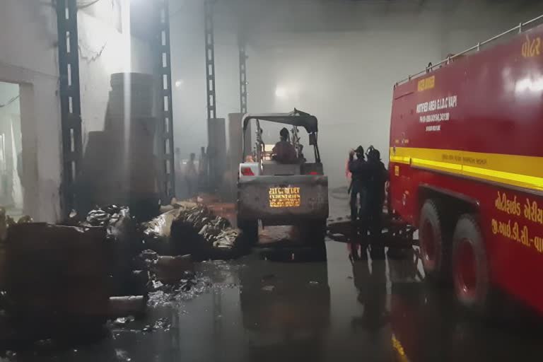 Fire In Vapi GIDC: વાપીની સુપર ડિલક્ષ પેપરમિલમાં લાગી આગ, ભારે જહેમત બાદ આગ પર ફાયર બ્રિગેડે મેળવ્યો કાબૂ