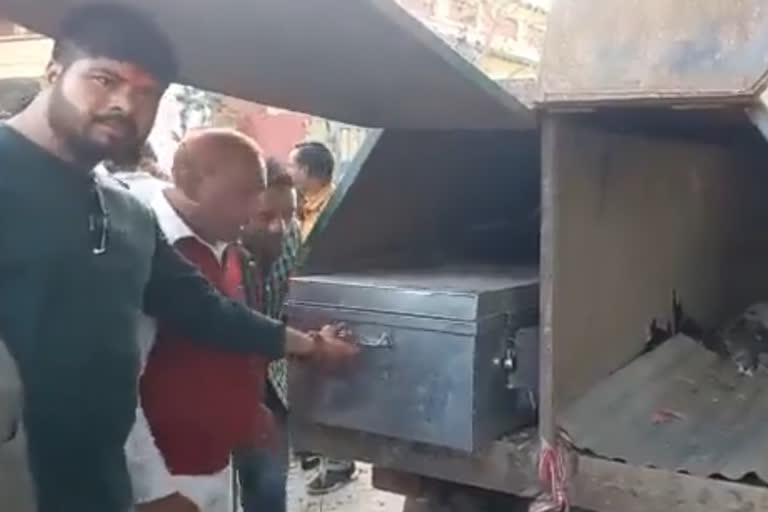 Ballot paper found in garbage truck in Barelly Uttar Pradesh  Sub divisional magistrate of Baheri in Bareilly UP removed after ballot paper uproar  Congress leader Srinivas BV tweets UP ballot paper in garvage truck incident  യുപിയില്‍ മാലിന്യ ട്രക്കിൽ പോസ്റ്റൽ ബാലറ്റുകൾ  യുപി തിരഞ്ഞെടുപ്പ്  സമാജ്‌വാദി പാർട്ടി