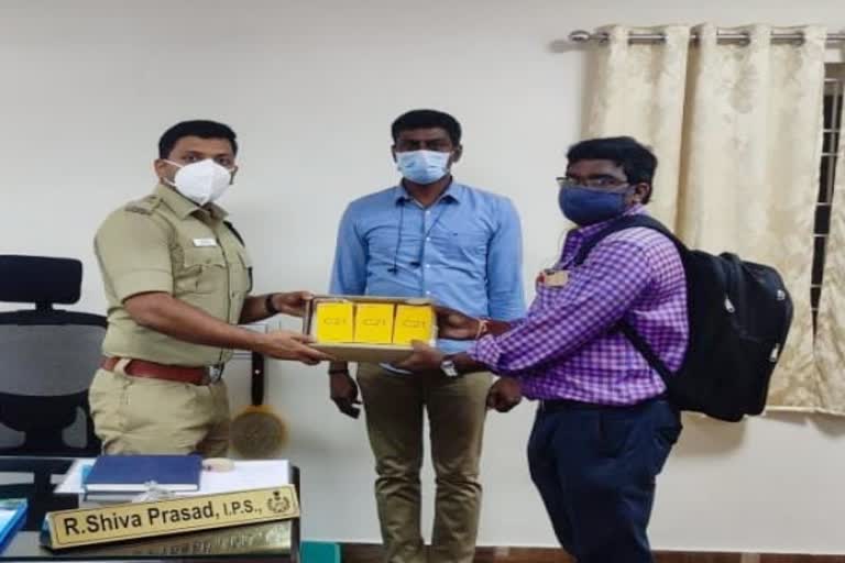 வங்கிக் கணக்கில் மோசடி - செல்போன் ஆர்டர் செய்த கும்பல்