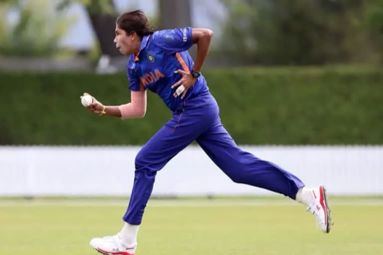 Jhulan becomes joint-highest wicket taker in Women's ODI World Cup  Jhulan Goswami record  Women's ODI World Cup  Women's ODI World Cup record  Jhulan Goswami equalled former Australia spinner Lyn Fullston  ജുലൻ ഗോസ്വാമിക്ക് ചരിത്ര നേട്ടം  ജുലൻ ഗോസ്വാമി റെക്കോഡ്  വനിത ലോകകപ്പില്‍ കൂടുതല്‍ വിക്കറ്റ് നേടി ജുലൻ ഗോസ്വാമി  ജുലൻ ഗോസ്വാമി