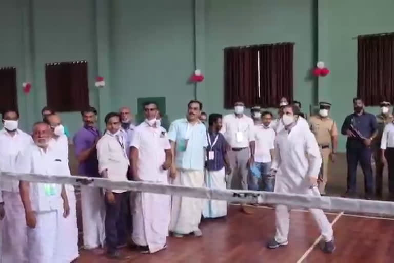 Rahul Gandhi playing shuttle  Rahul Gandhi playing shuttle at the indoor stadium malappuram  Sullamussalam Science College, Areekode  ഇൻഡോർ സ്റ്റേഡിയത്തിൽ ഷട്ടിൽ കളിച്ച് രാഹുല്‍ ഗാന്ധി  കേന്ദ്രം പറയുന്നത് കേട്ട് പേടിക്കരുതെന്ന് രാഹുല്‍ ഗാന്ധി  അരീക്കോട് സുല്ലമുസ്സലാം സയൻസ് കോളജ്