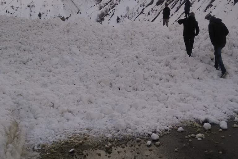 Road blocked by avalanche in Manali