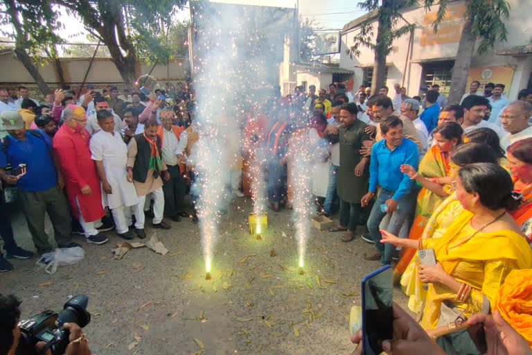 बिहार बीजेपी प्रदेश कार्यालय में यूपी जीत का जश्न