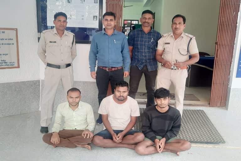 Accused of cheating people in Surguja arrested from Deoghar