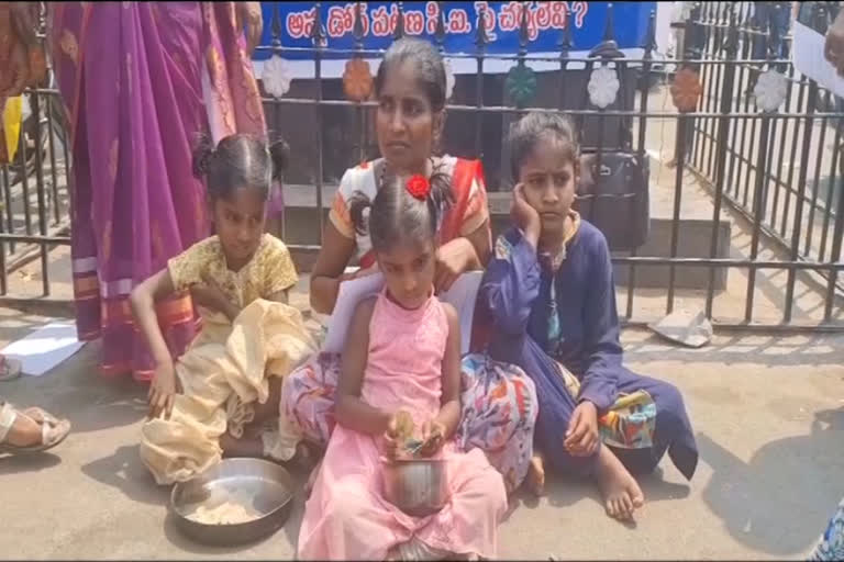 woman protested at Kurnool Collectorate