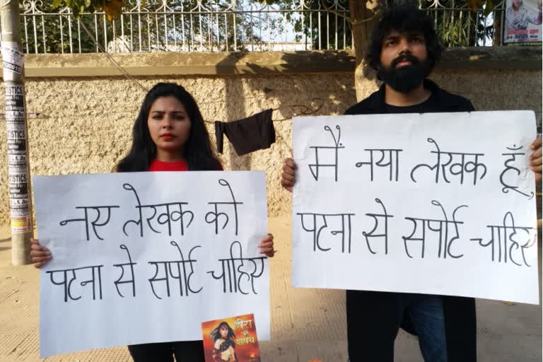 author Arun selling book on Patna streets