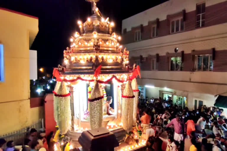 வீடியோ: பொள்ளாச்சி மாரியம்மனின் வெள்ளித்தேர் உலா!!!