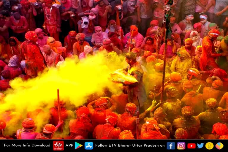 barsana laththamaar holi  Mathura latest news  etv bharat up news  Lathmar Holi 2022  बरसाना में लट्ठमार होली आज  बरसेगा लाठियों से प्रेम रस  Holi in Mathura Barsana today  love will rain with sticks  विश्व प्रसिद्ध लट्ठमार होली  मथुरा के बरसाना  बरसाना की गोपियां  कान्हा नगरी मथुरा