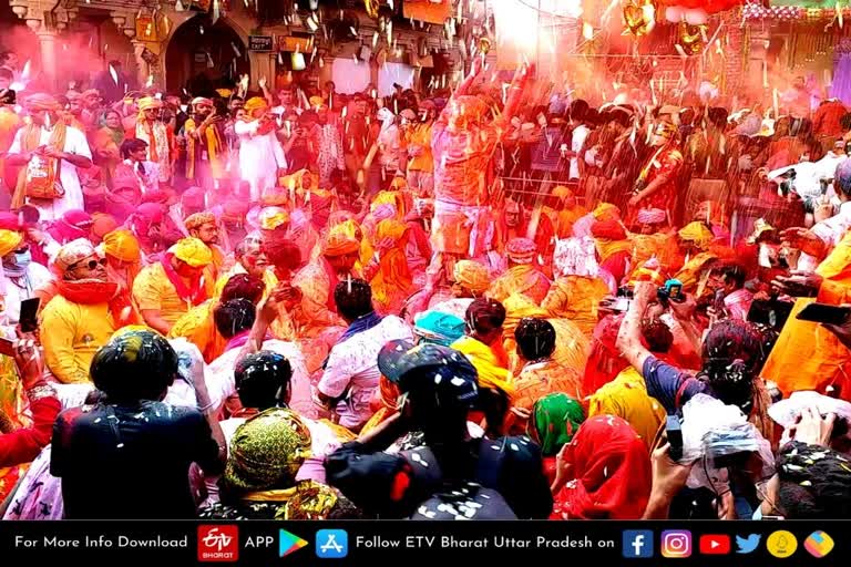 Mathura latest news  etv bharat up news  Lathmar Holi 2022  Holi in Mathura Barsana today  राधा रानी की नगरी बरसाने  खेली गई लड्डू की होली  Laddu Holi played in Barsane  Barsane the city of Radha Rani  कान्हा की नगरी मथुरा  लड्डू मार होली का आनंद