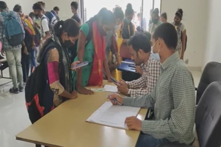 Tapi Employment Recruitment Fair : રોજગાર ભરતી મેળામાં 60 જેટલી ખાલી જગ્યાઓ માટે આવ્યાં ઉચ્ચ લાયકાત ધરાવતાં ઉમેદવારો