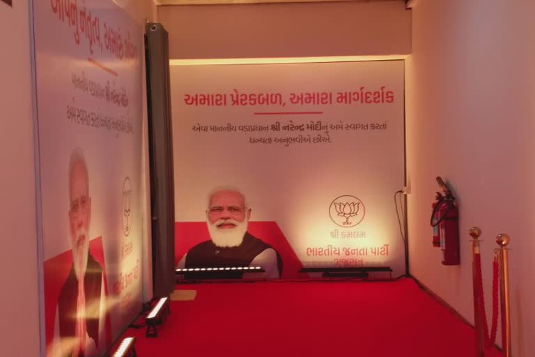 PM Modi Gujarat Visit 2022: કમલમ બહાર અમદાવાદના મેયરને પીએમના ફોટો પાછળ 20 મિનિટ છુપાવું પડ્યું, જાણો કેમ ?