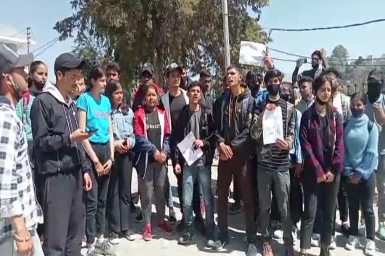 tudents-protested-in-the-dm-office-in-the-case-of-gang-rape-of-the-minor-in-pithoragarh