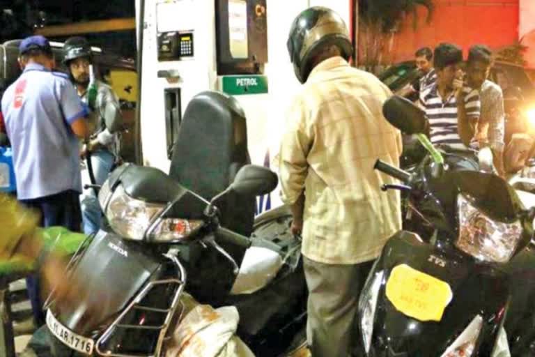 People rush to petrol bunks in Karwar