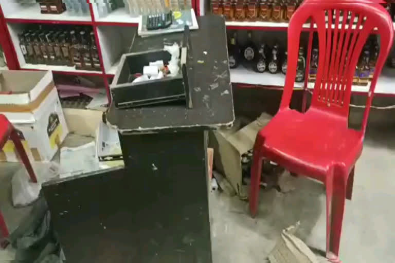 robbery in liquor shop in betul