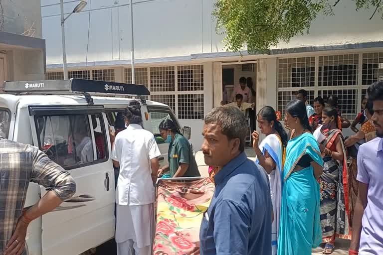 pregnant gave birth to child in car in front of  Pavagada hospital premises