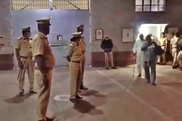 Prisoners released from Bengaluru central jail, Parappana Agrahara Central Prison, Bengaluru news, ಬೆಂಗಳೂರು ಸೆಂಟ್ರಲ್​ ಜೈಲಿನಿಂದ ಕೈದಿಗಳು ಬಿಡುಗಡೆ, ಪರಪ್ಪನ ಅಗ್ರಹಾರ ಕೇಂದ್ರ ಕಾರಗೃಹದಿಂದ ಕೈದಿಗಳು ಬಿಡುಗಡೆ, ಬೆಂಗಳೂರು ಸುದ್ದಿ,