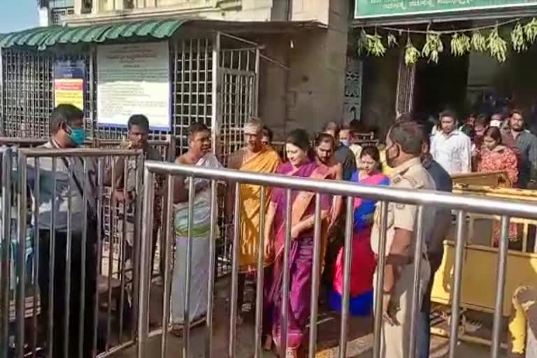 Sasikala Natarajan  visits Mysore Chamundeshwari Temple