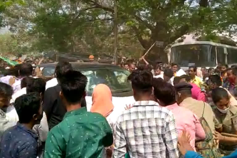 odisha mla rams vehicle into crowd  chilika mla rams vehicle into crowd  odisha mla attacked latest  ഒഡിഷ എംഎല്‍എ വാഹനം ഇടിച്ചുകയറ്റി  എംഎല്‍എ ജനക്കൂട്ടം വാഹനം ഇടിച്ചുകയറ്റി  വാഹനം ഇടിച്ചുകയറ്റി മരണം  ഒഡിഷ എംഎല്‍എ നാട്ടുകാര്‍ മര്‍ദനം