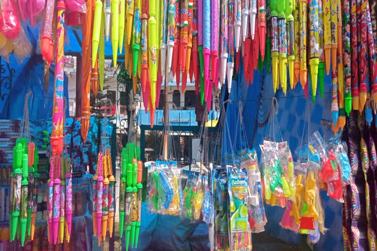 markets-of-srinagar-started-getting-decorated-for-holi