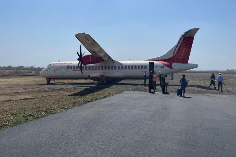 air india flight goes off runway  alliance air flight skid off runway  flight goes off runway at jabalpur  എയര്‍ ഇന്ത്യ വിമാനം തെന്നിമാറി  ജബല്‍പൂർ വിമാനം തെന്നിമാറി  വിമാനം റണ്‍വേയില്‍ നിന്ന് തെന്നിമാറി  എയർ ഇന്ത്യ വിമാനം അപകടം  ജബല്‍പൂര്‍ വിമാനം അപകടം