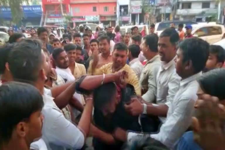 Bike thief beaten by people in vaishali