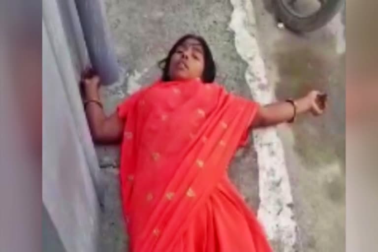 sick woman suffering outside in Khagaria Sadar Hospital