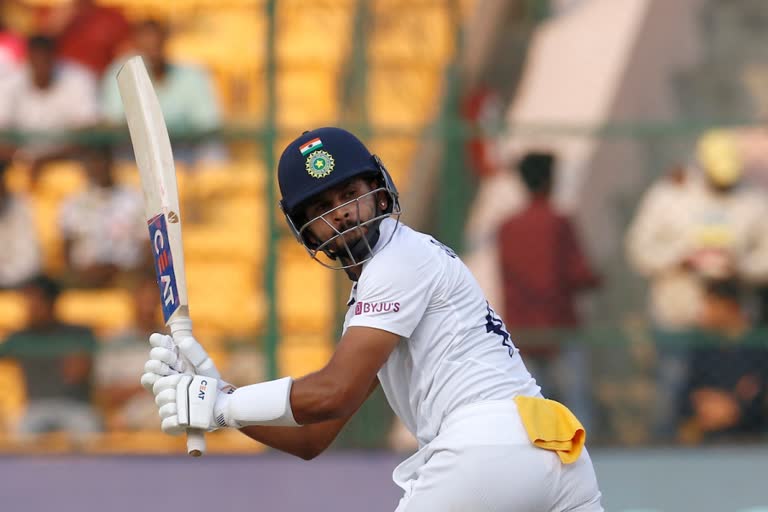 India vs Sri Lanka, 2nd Test  Shreyas Iyer as savior  രക്ഷകനായി ശ്രേയസ്  പിങ്ക് ടെസ്റ്റില്‍ ഇന്ത് 252ന് പുറത്ത്  India all out for 252 in Pink Test  സ്‌പിന്നിനെ പിന്തുണച്ചതോടെയാണ് ഇന്ത്യക്ക് ബാറ്റിങ്ങ് ദുഷ്‌കരമായത്  support for spin becomes difficut to bat  രോഹിതും കോലിയും നിരാശപ്പെടുത്തി  Rohit and Kohli were disappointed  Lasith Embuldenia and Pravan Jayawickrama took three wickets each