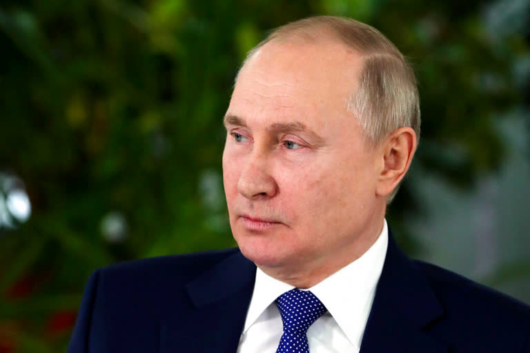 German Chancellor Olaf Scholz and French President Emmanuel Macron have spoken with Russian President Vladimir Putin urging him to agree an immediate cease-fire in Ukraine