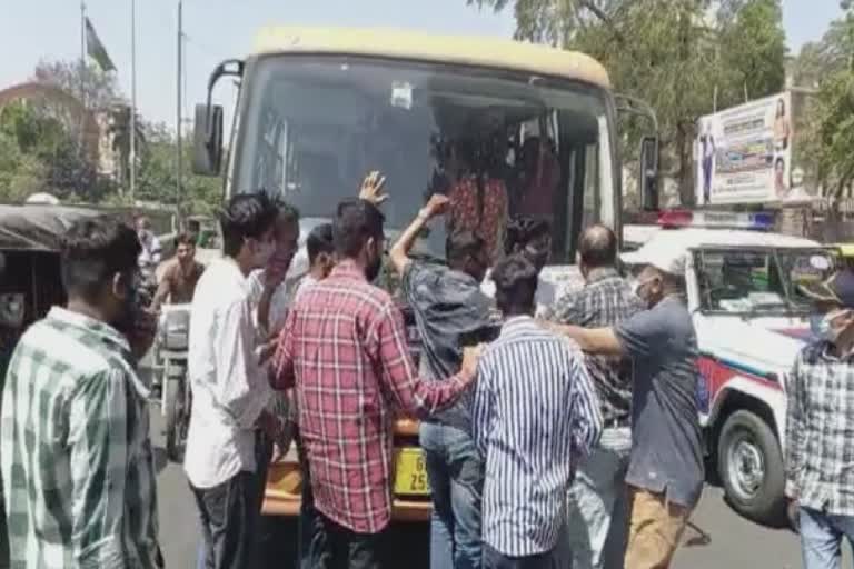 Vadodara City Bus Accident: વડોદરા સિટી બસની અડફેટથી વિદ્યાર્થિનીના મોતના વિરોધમાં NSUI દ્વારા ચક્કાજામ