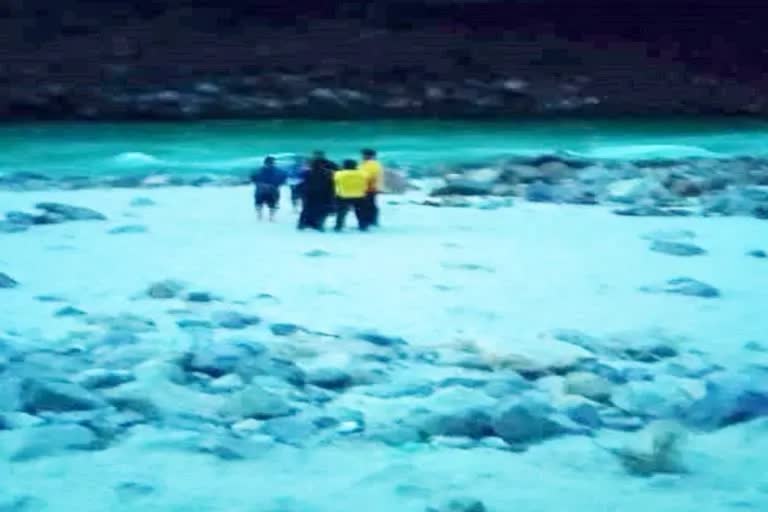 raft overturned in Rishikesh