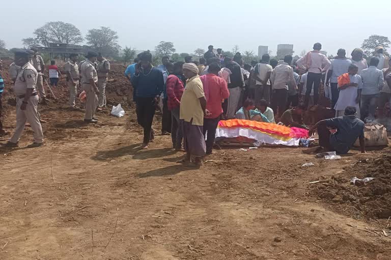 The family members of the deceased farmer performed the last rites