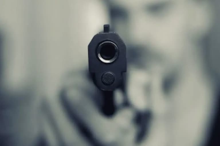 Gun shot against young man in Pangaode  Thiruvananthapuram todays news  കല്ലറ പാങ്ങോട് യുവാവിന് തലയ്ക്ക് വെടിയേറ്റു  തിരുവനന്തപുരത്ത് വാക്കേറ്റം വെടിവയ്‌പ്പില്‍ കലാശിച്ചു  തിരുവനന്തപുരം ഇന്നത്തെ വാര്‍ത്ത