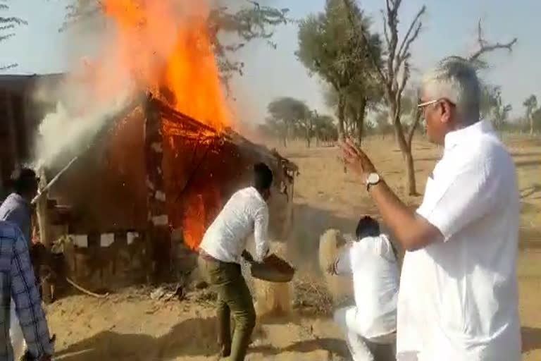 Shekhawat stopped his convoy to stop fire in hut