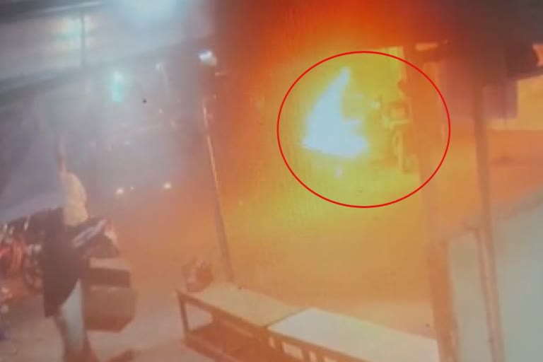 CCTV Footage of driver setting fire  salem driver setting fire  driver setting fire in salem  lorry driver set himself on fire  drink and drive  സ്വയം തീകൊളുത്തി ലോറി ഡ്രൈവർ  വാഹന പരിശോധന തീ കൊളുത്തി ആത്മഹത്യ