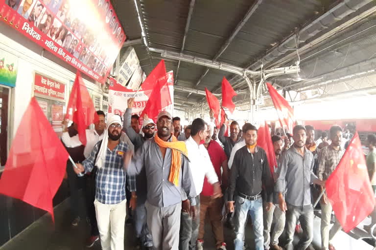 Red flag union's furious demonstration against railways
