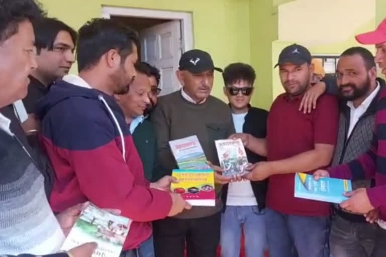 नव निर्वाचित MLA की मुहिम को मिला लोगों का समर्थन, महर को तोहफे में भेंट कर  रहे किताबें, people-are-giving-books-as-gifts-to-pithoragarh-mla-mayukh- mahar