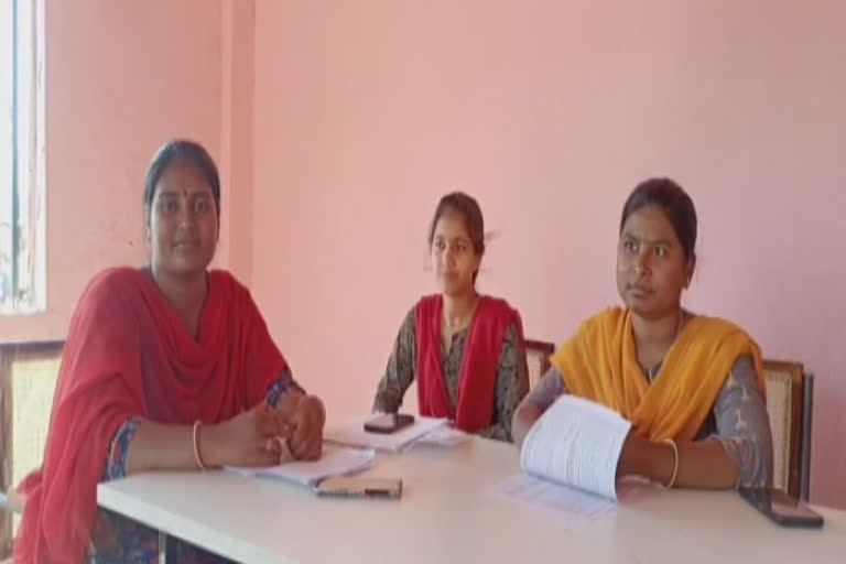 three-girls-with-same-name-went-to-same-school-get-same-job-at-same-location