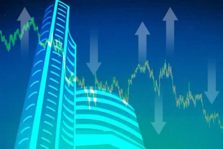 Sensex, Nifty fall in early trade, IT stocks fall