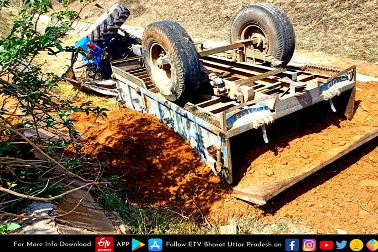 Lalitpur latest news  etv bharat up news  नहर में गिरी ट्रैक्टर  तेज रफ्तार के चलते हुई अनियंत्रित  दो की मौत  Tractor fell into canal  canal in Lalitpur two died  ललितपुर के थाना मड़ावरा  नहर में गिरी ट्रैक्टर