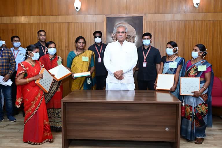 CM Bhupesh Baghel honored the women self-help group who made cow dung briefcase
