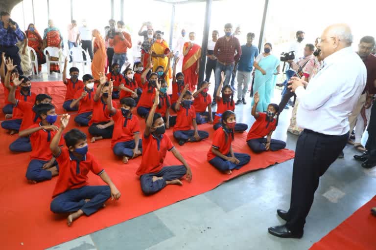 CM interacts with Childrens: શિક્ષકો બરાબર ભણાવે છે ને? CMએ બાળકોને પૂછ્યો પ્રશ્ન