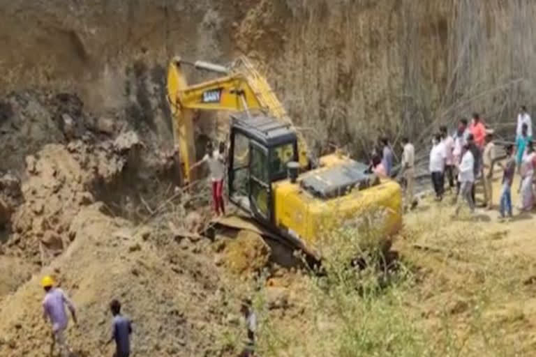 laborers strucked under mud: