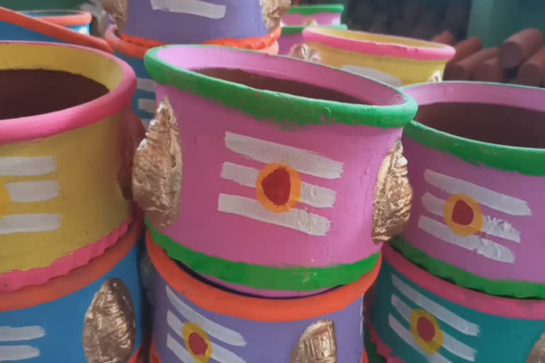 களைகட்டியது பங்குனி பொங்கல் விழா: தீச்சட்டிகள் தயாரிக்கும் பணி தீவிரம்