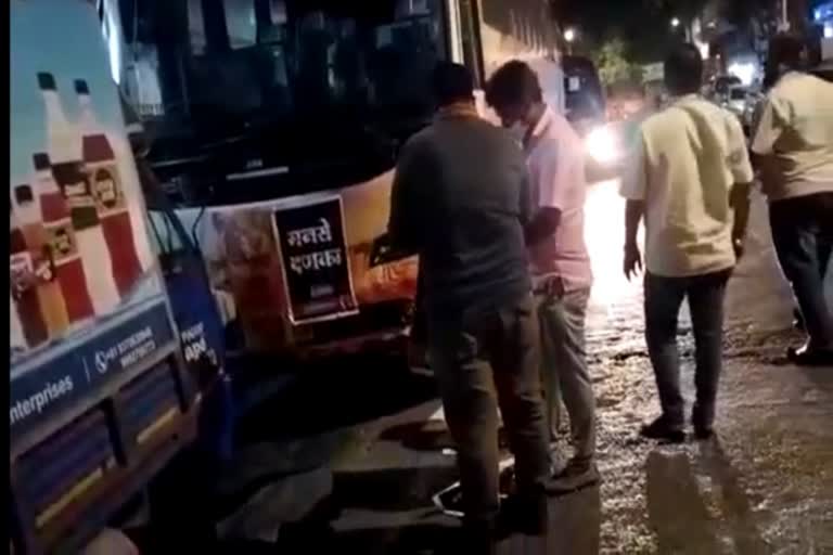 IPL team bus damaged  Raj Thackeray's Maharashtra Navnirman Sena  Indian Premier League (IPL)  രാജ് താക്കറെയുടെ മഹാരാഷ്ട്ര നവനിർമാൺ സേന  ഐപിഎല്‍  ഐ‌പി‌എൽ ടീം ബസുകള്‍ക്ക് നേരെ മഹാരാഷ്ട്ര നവനിർമാൺ സേനയുടെ ആക്രമണം
