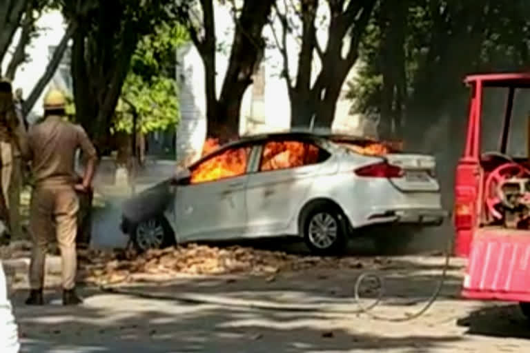 Fire Broke Out In A Car At AMU Campus: اے ایم یو کیمپس میں کھڑی کار میں آگ لگنے سے افرا تفری