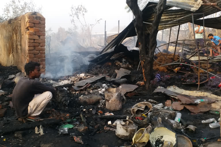 Massive fire broke out in shops in Jamtara